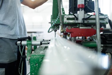 Alüminyum ve Pvc Pencere ve kapı üretimi için fabrika. İşçi montaj Pvc kapı ve pencere