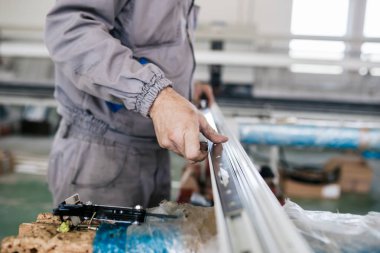 Alüminyum ve Pvc Pencere ve kapı üretimi için fabrika. İşçi montaj Pvc kapı ve pencere 