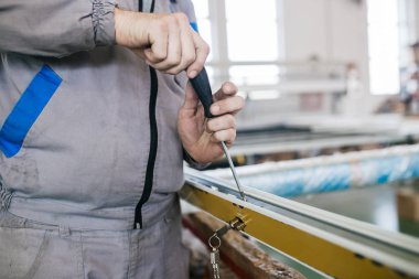 Alüminyum ve Pvc Pencere ve kapı üretimi için fabrika. İşçi montaj Pvc kapı ve pencere 