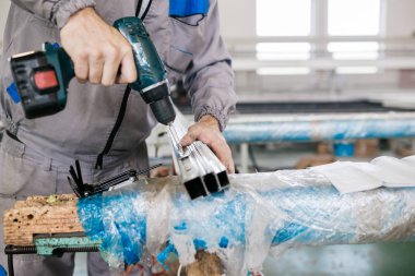 Alüminyum ve Pvc Pencere ve kapı üretimi için fabrika. İşçi montaj Pvc kapı ve pencere 