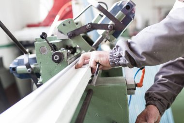 Alüminyum ve Pvc Pencere ve kapı üretimi için fabrika. İşçi montaj Pvc kapı ve pencere 