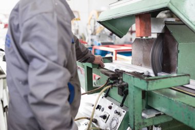 Alüminyum ve Pvc Pencere ve kapı üretimi için fabrika. İşçi montaj Pvc kapı ve pencere 