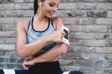 Müzik açık havada için dinleme güzel atlet esmer genç kadın portresi