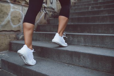 Atletik kadın merdivenlerde açık havada