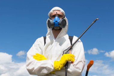 Tarım ilaçlama - işçi yabancı ot kontrolü ve ambrosia sahada Püskürtme koruyucu iş giysisi. 