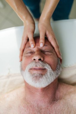 Komuta sizde Rehabilitasyon Merkezi'nde yaptığı masajdan sonra.