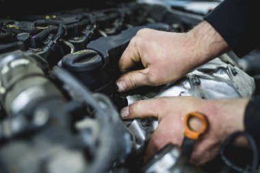 Otomatik tamirci araba tamir ediyor. 