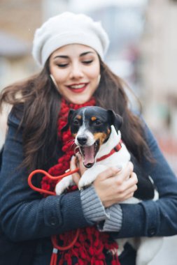Güzel genç esmer kadının şehir sokak onun muhteşem Jack Russell terrier ile birlikte açık.