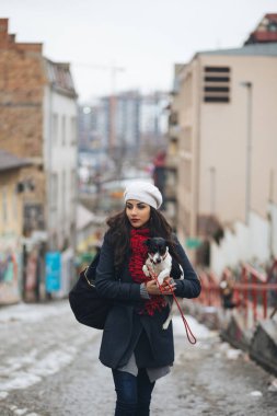 Güzel genç esmer kadının şehir sokak onun muhteşem Jack Russell terrier ile birlikte açık.