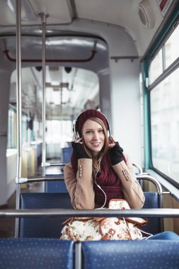Müzik tramvay içinde oturan güzel genç kadın 