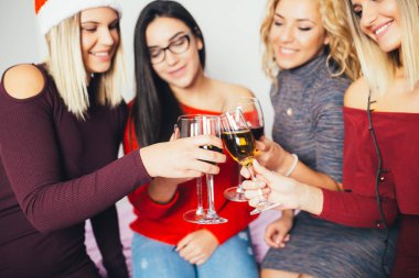 Kış tatili evde kutlama arkadaş.