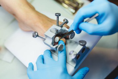 Onun hasta pedikür tedavi veren Doktor uzman. Seçici odak.