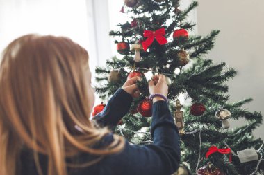 küçük kız Noel ağacı süsleme. Doğal ışık