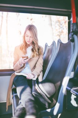 Cep telefonu kullaranarak şehir otobüs güzel mutlu genç kadın