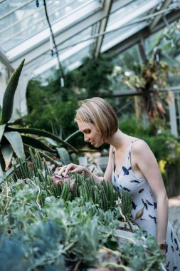 Bahçede harika sarışın kadın.