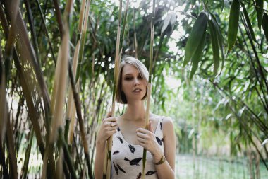 Bahçede harika sarışın kadın.