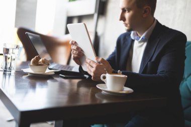 Kafede çalışan iş adamı