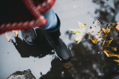 Yağmur yağıyor ise siyah lateks kadında azıyorum sonbahar yaprakları ile ayakta çizme