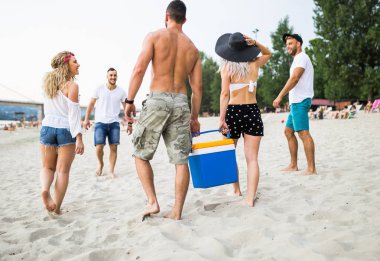 Tatil plaj eğlence zevk çekici gençlerin grubu.