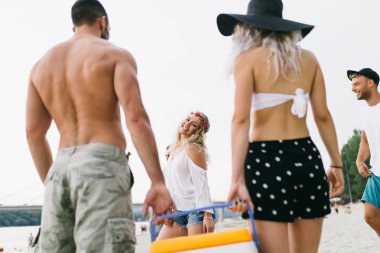 Tatil plaj eğlence zevk çekici gençlerin grubu.