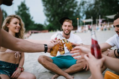 Tatil plaj eğlence zevk çekici gençlerin grubu.