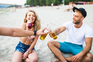 Tatil plaj eğlence zevk çekici gençlerin grubu.