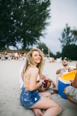 Tatil plaj eğlence zevk çekici gençlerin grubu.