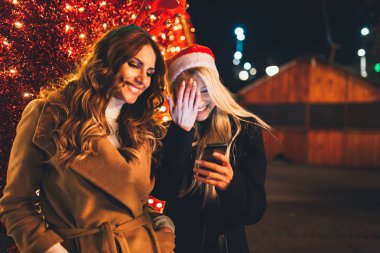 Noel ve yeni yıl gece bir şehir sokak zevk güzel genç kadın. 