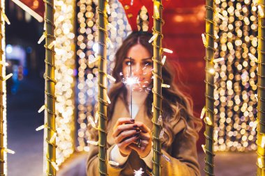 Noel ve yeni yıl gece bir şehir sokak zevk güzel genç kadın. 