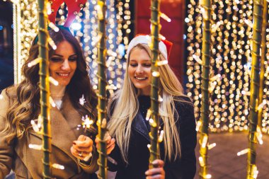 Noel ve yeni yıl gece bir şehir sokak zevk güzel genç kadın. 