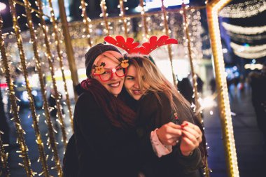 Noel ve yeni yıl gece bir şehir sokak zevk güzel genç kadın. 