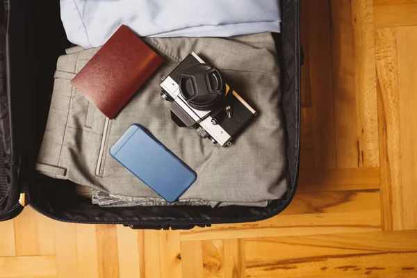 Bolsa Viaje Abierta Con Ropa Hombre Accesorios —  Fotos de Stock