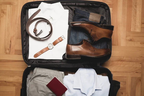 Άνοιγμα Του Ταξιδιώτη Τσάντα Άνδρες Ρούχα Αξεσουάρ — Φωτογραφία Αρχείου