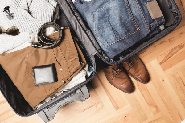 Seyahat çanta giyim, erkek aksesuarları ile açın