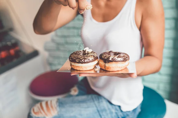 Mulher Desfrutando Deliciosos Donuts Envidraçados Decorados Foco Seletivo — Fotografia de Stock