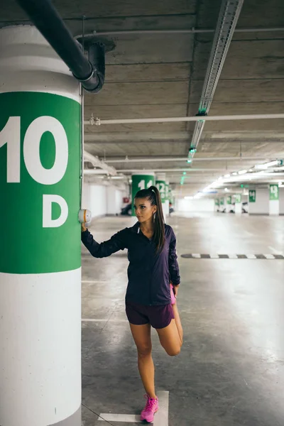 Mujer Atlética Hermosa Entrenamiento Fitness Garaje Público — Foto de Stock