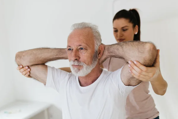 Senior Man Exercises Center Chiropractic — Stock Photo, Image