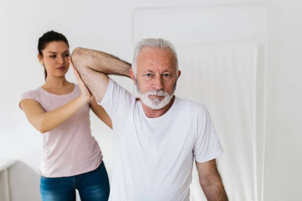 Senior Man Exercises Center Chiropractic — Stock Photo, Image