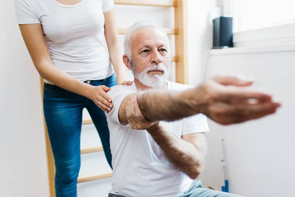 Senior Man Exercises Center Chiropractic — Stock Photo, Image