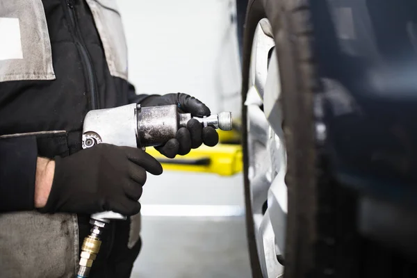 Auto Mechanic Repairing Car — Stock Photo, Image