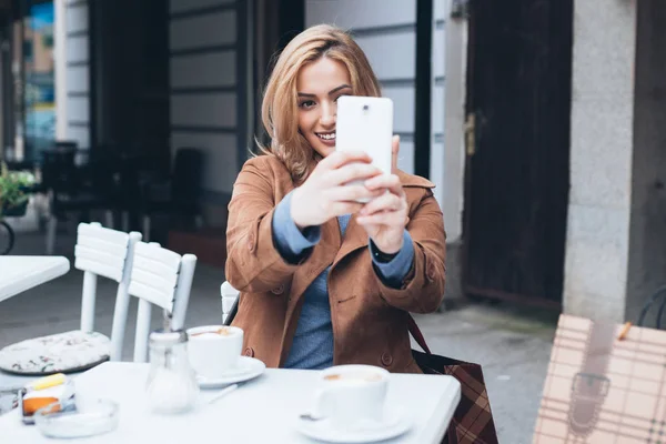 Wanita Cantik Berambut Pirang Menikmati Kantin Dan Mengambil Foto Selfie — Stok Foto