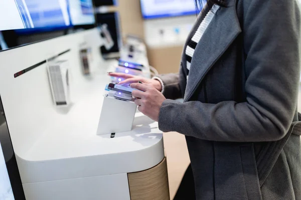 Woman Shopping Mobile Tablet Shop Choosing Next Model Her Selective — Stock Photo, Image