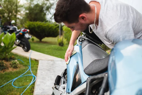 Homem Motocicleta Limpeza Motocicleta Detalhando Valeting Conceito Foco Seletivo — Fotografia de Stock