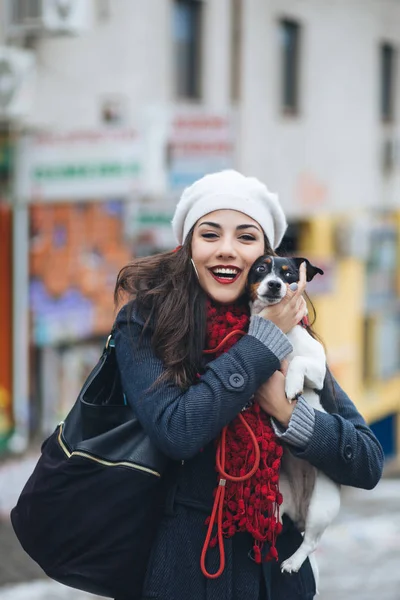 Piękna Młoda Kobieta Brunette Ciesząc Się Ulicy Odkryty Wraz Jej — Zdjęcie stockowe