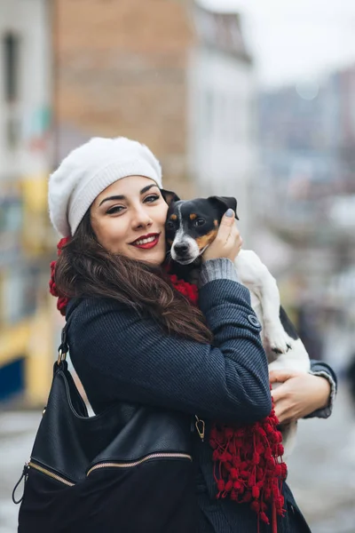 Piękna Młoda Kobieta Brunette Ciesząc Się Ulicy Odkryty Wraz Jej — Zdjęcie stockowe