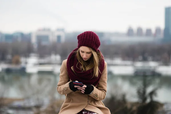 Mujer Joven Sentada Pared Calle Con Teléfono — Foto de Stock