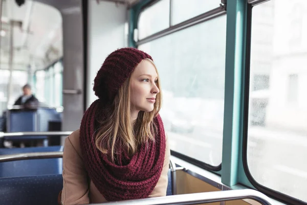 路面電車に座って窓から見て美しいの若い女性 — ストック写真