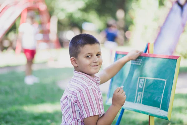 Cute Anak Kecil Bermain Dengan Pensil Taman — Stok Foto