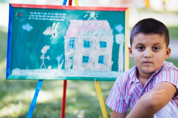 Potret Seorang Anak Laki Laki Dengan Buku Latar Belakang Papan — Stok Foto