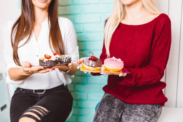 Twee Mooie Jonge Vrouwen Genieten Heerlijke Geglazuurd Gedecoreerd Donuts — Stockfoto